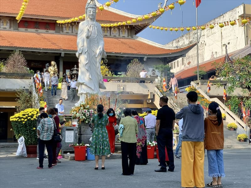 13 Phong Tục Của Người Việt Nam Trong Dịp Tết Nguyên Đán 25 Đi lễ chủa đầu năm